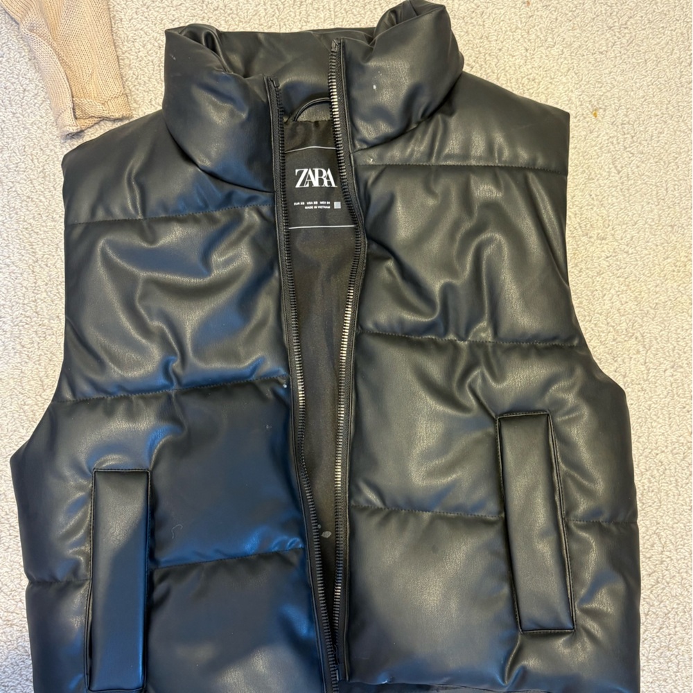 Zara Men's Sleek Black Quilted Vest